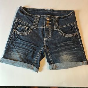 No Boundaries Stretch Dark Denim Jean shorts. Size 3